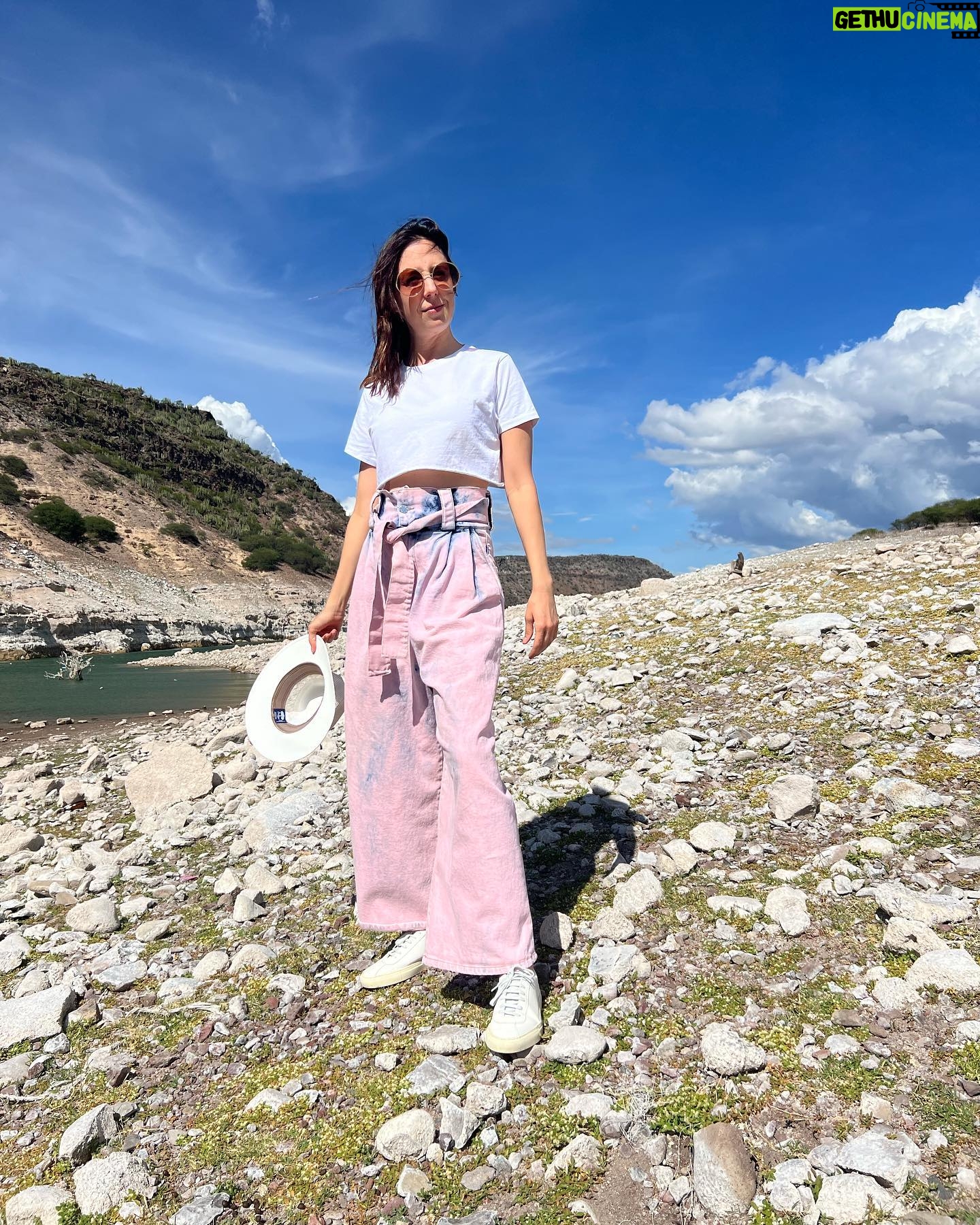 Sofía Niño de Rivera Instagram - Ayer grabando a la mitad de la nada y @jerryvelazquez no me hizo caso, cuando no le haces caso a la señora que te dice “no te vayas por ahí, te vas a caer” eso pasa. Y las otras son fotos de mi peleando con el viento.
