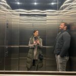 Sofía Niño de Rivera Instagram - Ayer fuimos a la premier de Radical que van a poder ver el 19. Lleven kleenex porque van a llorar. Yo iba vestida de ejecutiva que te va a explicar por qué debes vender tus acciones y @jorgebermudezb cree que se vuelve invisible en los elevadores si cierra los ojos y así no sale en la foto. Felicidades @ederbez por este proyecto tan bonito y tan importante. 💄 @danielagganot