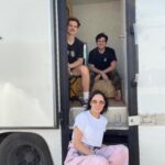 Sofía Niño de Rivera Instagram - Ayer grabando a la mitad de la nada y @jerryvelazquez no me hizo caso, cuando no le haces caso a la señora que te dice “no te vayas por ahí, te vas a caer” eso pasa. Y las otras son fotos de mi peleando con el viento.