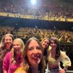 Sofía Niño de Rivera Instagram – Los Ángeles se rifaron!!! Qué increíble público!!!! Gracias por el sold out y gracias por ser tan divertidos. LA GIRA SIGUE!!!! Boletos en mi BIO