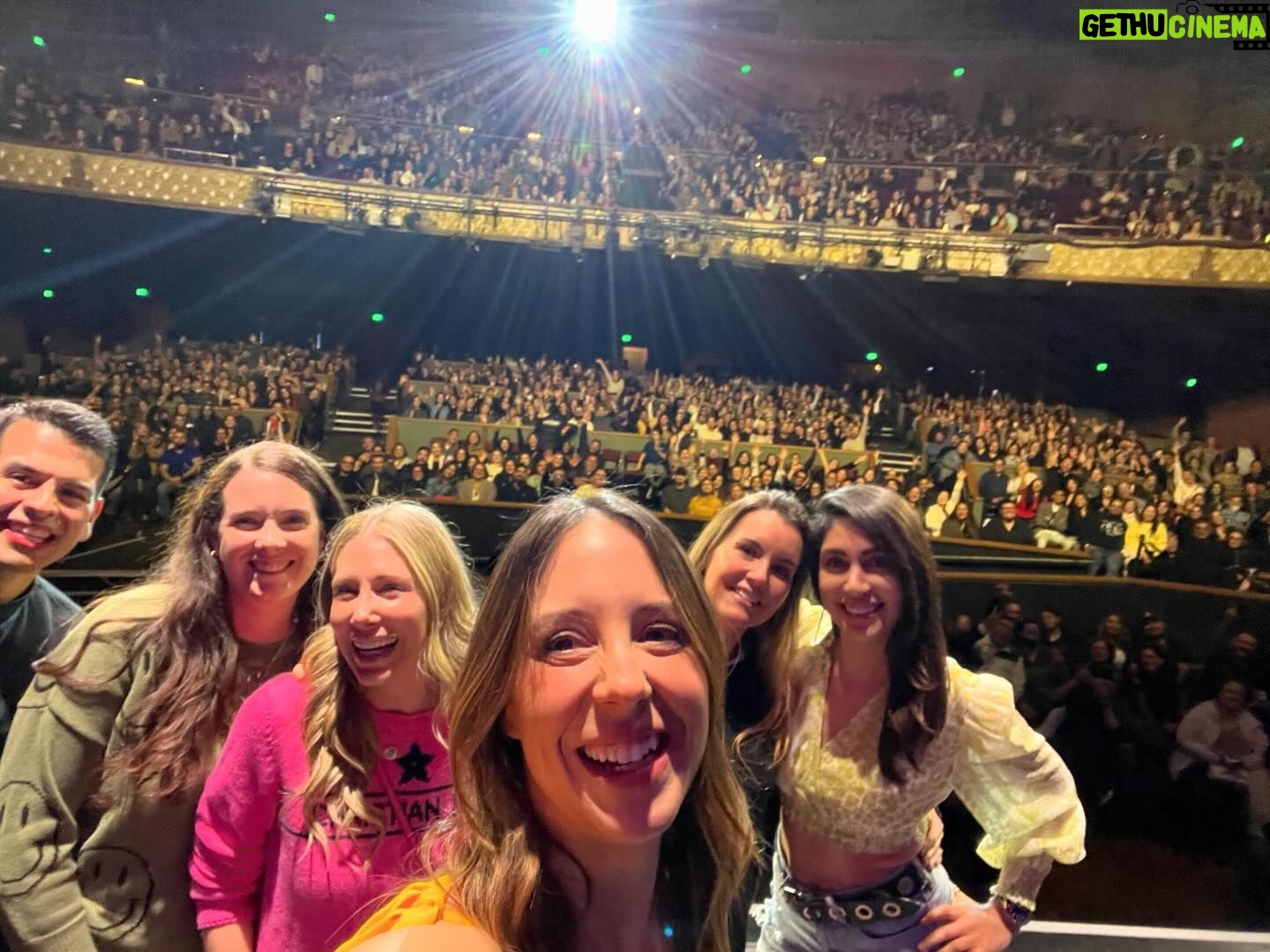 Sofía Niño de Rivera Instagram - Los Ángeles se rifaron!!! Qué increíble público!!!! Gracias por el sold out y gracias por ser tan divertidos. LA GIRA SIGUE!!!! Boletos en mi BIO