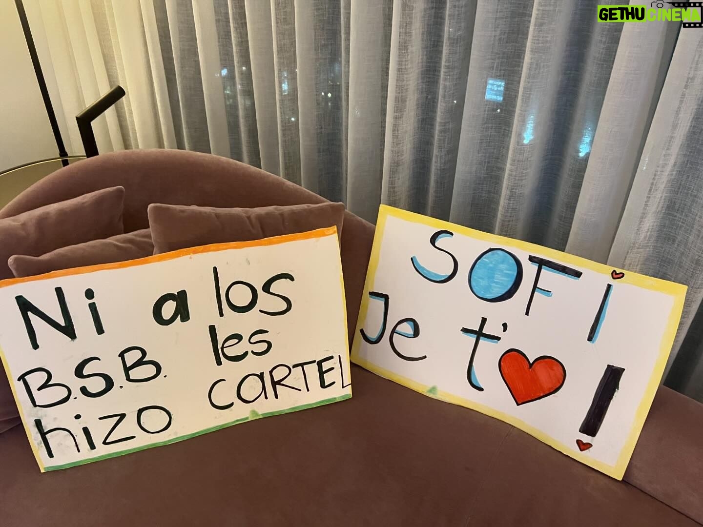 Sofía Niño de Rivera Instagram - Canadá!!! Qué locura estos días!!! Gracias Vancouver, Calgary, Toronto y Montreal!!!! Puro público que ya respira aire limpio. Gracias por sus risas. Siguiente parada San José, Riverside, Chicago y Nueva York!!! Boletos en mi BIO