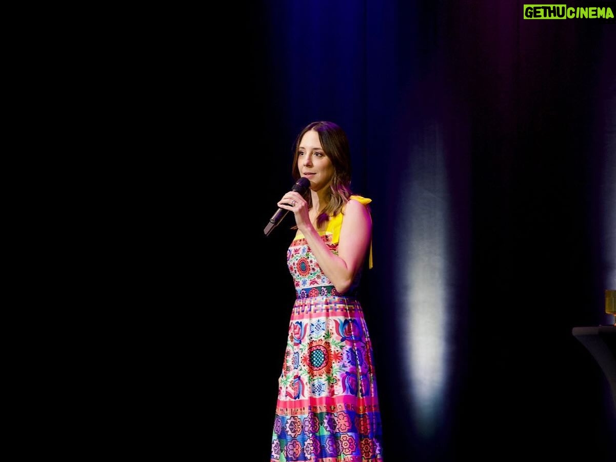 Sofía Niño de Rivera Instagram - Los Ángeles se rifaron!!! Qué increíble público!!!! Gracias por el sold out y gracias por ser tan divertidos. LA GIRA SIGUE!!!! Boletos en mi BIO