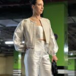Sofía Niño de Rivera Instagram - Fui a la premier de la nueva película de @karlasouza en @primevideomx que está INCREÍBLE y @jorgebermudezb era el encargado de las fotos y las arruinó todas así que me tomó unas en el estacionamiento, súper glamuroso. Gracias @lorenasaravia porque tu ropa se ve bien hasta en el estacionamiento. Vean La Caída en Prime. Maquillaje y peinado @lulu_mua