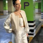 Sofía Niño de Rivera Instagram - Fui a la premier de la nueva película de @karlasouza en @primevideomx que está INCREÍBLE y @jorgebermudezb era el encargado de las fotos y las arruinó todas así que me tomó unas en el estacionamiento, súper glamuroso. Gracias @lorenasaravia porque tu ropa se ve bien hasta en el estacionamiento. Vean La Caída en Prime. Maquillaje y peinado @lulu_mua