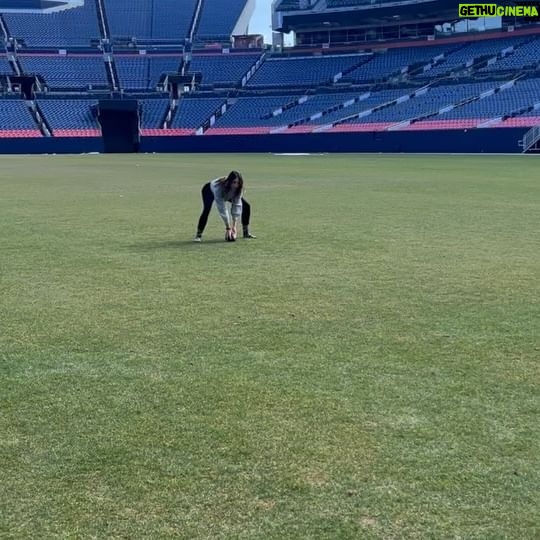 Sofía Niño de Rivera Instagram - Denver!!!!! Gracias @broncosespanol por invitarme al estadio, si quieren ya puedo jugar en el equipo. Gracias a todos que llenaron el show de Denver con tantas risas y energía. Next stop CANADÁ!!!