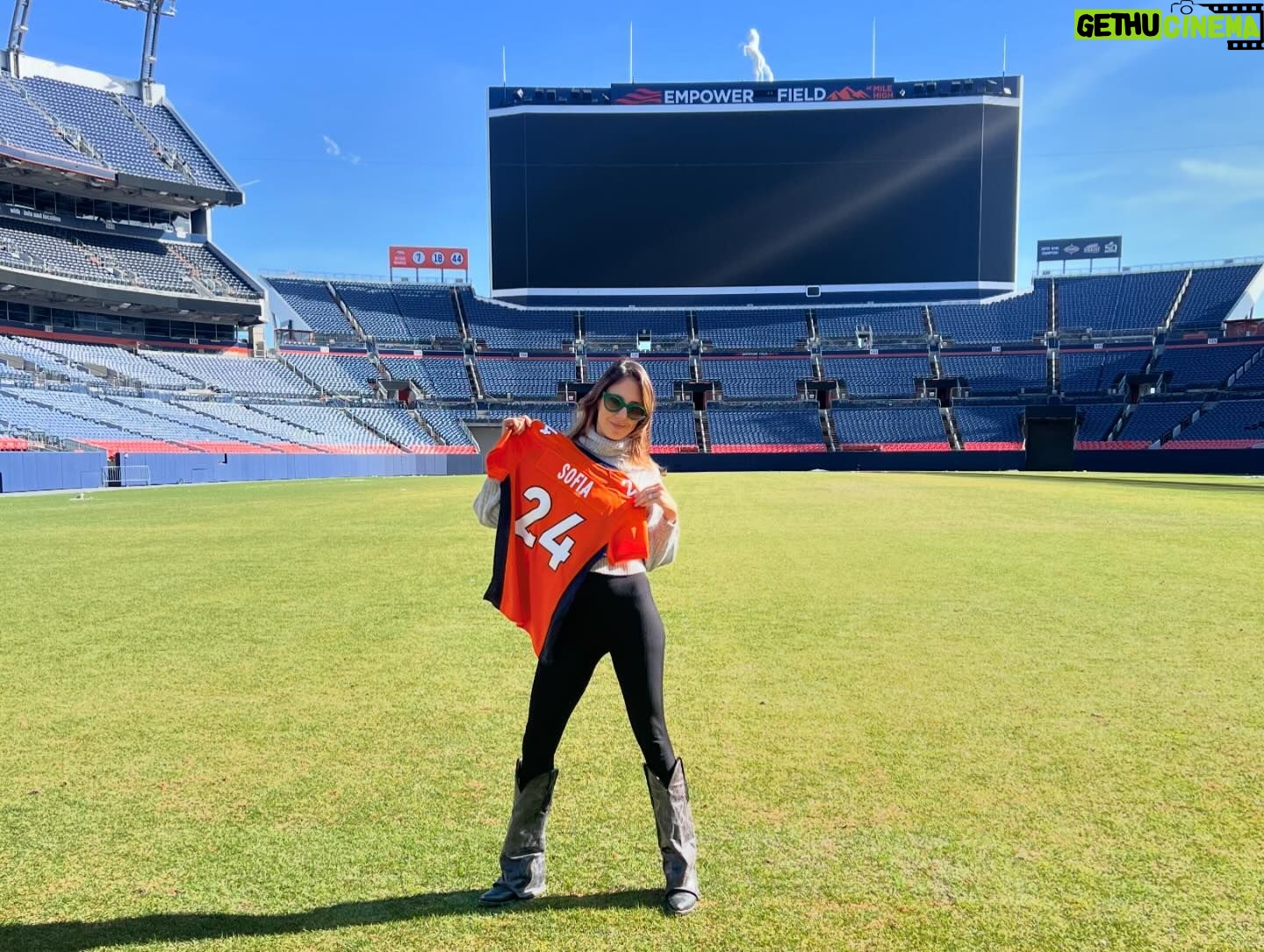 Sofía Niño de Rivera Instagram - Denver!!!!! Gracias @broncosespanol por invitarme al estadio, si quieren ya puedo jugar en el equipo. Gracias a todos que llenaron el show de Denver con tantas risas y energía. Next stop CANADÁ!!!