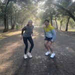 Sofía Niño de Rivera Instagram – Tratamos de tomarnos fotos hoy. No nos salió. @danielsosafado tuvo la “brillante” idea de una foto brincando.