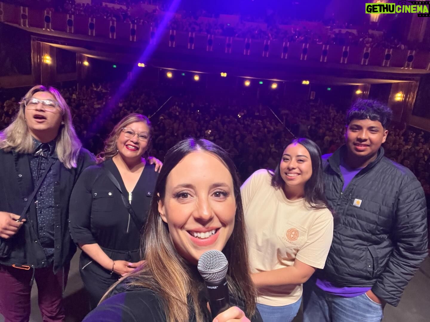 Sofía Niño de Rivera Instagram - Denver!!!!! Gracias @broncosespanol por invitarme al estadio, si quieren ya puedo jugar en el equipo. Gracias a todos que llenaron el show de Denver con tantas risas y energía. Next stop CANADÁ!!!