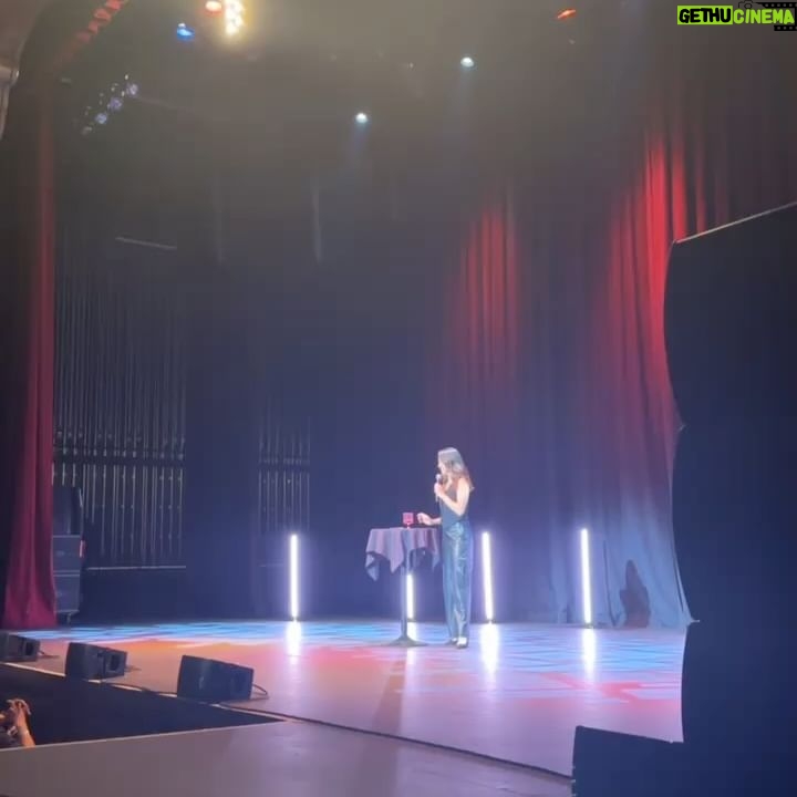 Sofía Niño de Rivera Instagram - California!!! Hicieron que conociera Riverside y que dijera “mira sí está bonito” San José. Gracias por dos shows sold out y por tanto amor. Siguiente parada Chicago y Nueva York!!! Todos los boletos de la gira en mi BIO!!