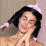 Sofía Suescun Instagram - PEINADA POR 3,50€ MIENTRAS DUERMO 😱💁🏽‍♀️ El lado derecho me lo apreté más, de ahí la onda tan definida. El lado izquierdo ha quedado más efecto secador. Creo que la próxima me lo mojaré más, esta vez me apliqué espuma voluminizadora. LEO TIPS PARA LA PRÓXIMA 👀