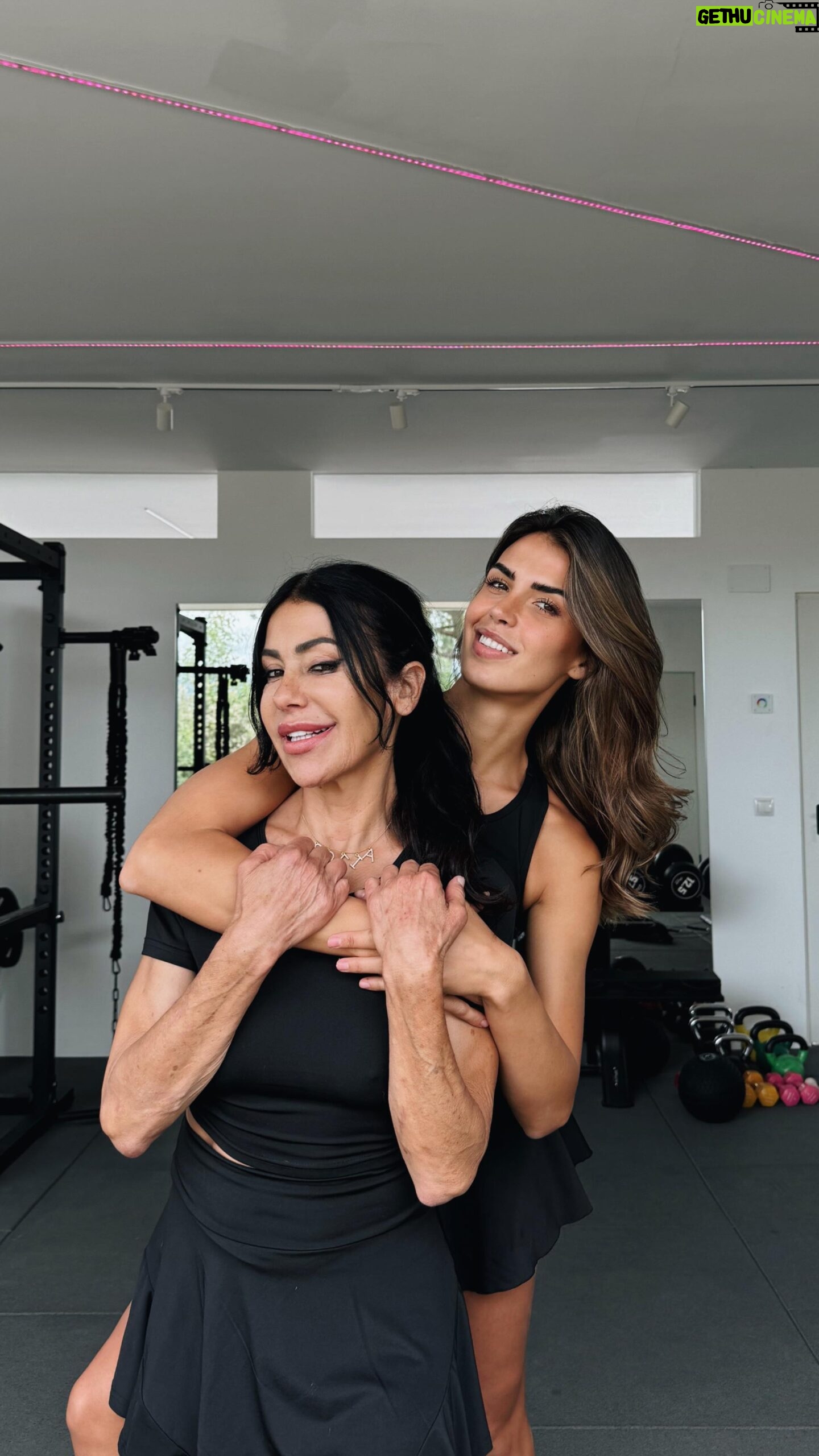 Sofía Suescun Instagram - FELIZ DÍA DE LA MADRE! Yo te regalo salud mami, para que así podamos estar el mayor tiempo del mundo juntas🤗♥️