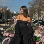 Sofía Suescun Instagram - 24 h en Ámsterdam con @hunkemoller 🎀 Estuvimos en el desfile y aluciné con la energía y buen rollo que hay entre las modelos, además de ser unos cañones 🔥 Esta mañana hemos paseado por las calles más emblemáticas de la ciudad y me he comprado unos cuantos bulbos de tulipanes para plantarlos en el jardín de mi casa, deseadme suerte jeje 💐