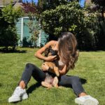 Sofía Suescun Instagram - Seguramente al ver la primera foto lo primero que se te viene a la cabeza es: ‘’qué monos!!!, ayy por favor!!! quiero ese perrito…. Blablabla’’ eso le pasó al perro que veis en la foto 6 y ayer acabó abandonado porque ya ‘no era tan mono’ como de bebé y ya molestaba en casa. Igual pasa con uno de los hermanos pastores alemanes que veis, ha nacido hermafrodita y no se puede vender como el propietario contaba por tanto lo termina abandonando. Esta es la representación de millones de historias en las que cada día cientos de perros son abandonados en nuestro país… Ellos han llegado al mundo para darte un amor incondicional y eterno donde no entra en sus planes abandonarte. Vamos a aprender un poco de estos seres de luz por favor. Antes de adoptar, piensa y cuando lo hagas, descubrirás en tu corazón un rincón especial que te hará mejor persona. En el amor, por supuesto que también queda lugar para segundas oportunidades. Dársela a Greco por favor, ayer fue abandonado pero no sabe que en realidad es lo mejor que le ha pasado porque estoy segura de que no merecía a esa familia. *En la foto 7 y vídeo 8 podéis ver la muñequita con la que le abandonaron para que no se sintiera tan ‘solo’. No queremos nada vuestro gracias 👍 VIDA NUEVA PARA GRECO✨ Ah! Y por supuesto muchísimas gracias a Silvia @happydog_rescates y su labor como rescatista, por personas como tú miles de perros pasan a mejor vida. Si queréis adoptar, ella os explciará el protocolo. Mil gracias y feliz Domingo❤️✨🐶🐾