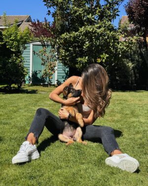 Sofía Suescun Instagram - Seguramente al ver la primera foto lo primero que se te viene a la cabeza es: ‘’qué monos!!!, ayy por favor!!! quiero ese perrito…. Blablabla’’ eso le pasó al perro que veis en la foto 6 y ayer acabó abandonado porque ya ‘no era tan mono’ como de bebé y ya molestaba en casa.
Igual pasa con uno de los hermanos pastores alemanes que veis, ha nacido hermafrodita y no se puede vender como el propietario contaba por tanto lo termina abandonando. 
Esta es la representación de millones de historias en las que cada día cientos de perros son abandonados en nuestro país… 
Ellos han llegado al mundo para darte un amor incondicional y eterno donde no entra en sus planes abandonarte. 
Vamos a aprender un poco de estos seres de luz por favor. Antes de adoptar, piensa y cuando lo hagas, descubrirás en tu corazón un rincón especial que te hará mejor persona.
En el amor, por supuesto que también queda lugar para segundas oportunidades. Dársela a Greco por favor, ayer fue abandonado pero no sabe que en realidad es lo mejor que le ha pasado porque estoy segura de que no merecía a esa familia.
*En la foto 7 y vídeo 8 podéis ver la muñequita con la que le abandonaron para que no se sintiera tan ‘solo’. No queremos nada vuestro gracias 👍 VIDA NUEVA PARA GRECO✨
Ah! Y por supuesto muchísimas gracias a Silvia @happydog_rescates y su labor como rescatista, por personas como tú miles de perros pasan a mejor vida.
Si queréis adoptar, ella os explciará el protocolo.
Mil gracias y feliz Domingo❤️✨🐶🐾