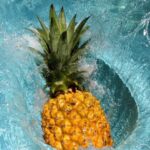 Sofía Suescun Instagram – 🍍🫚Jugo diurético de piña, jengibre, cúrcuma y canela.

INGREDIENTES:
1 piña
1 trozo jengibre
1 trozo raíz cúrcuma (también se puede en polvo)
3 ramas de canela( también se puede en polvo)
500ml agua
Unos cuantos hielos