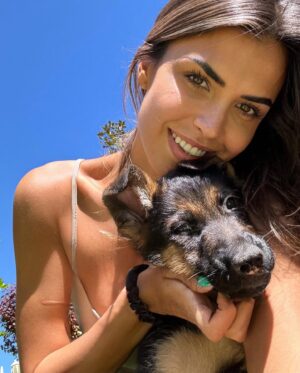 Sofía Suescun Instagram - Seguramente al ver la primera foto lo primero que se te viene a la cabeza es: ‘’qué monos!!!, ayy por favor!!! quiero ese perrito…. Blablabla’’ eso le pasó al perro que veis en la foto 6 y ayer acabó abandonado porque ya ‘no era tan mono’ como de bebé y ya molestaba en casa.
Igual pasa con uno de los hermanos pastores alemanes que veis, ha nacido hermafrodita y no se puede vender como el propietario contaba por tanto lo termina abandonando. 
Esta es la representación de millones de historias en las que cada día cientos de perros son abandonados en nuestro país… 
Ellos han llegado al mundo para darte un amor incondicional y eterno donde no entra en sus planes abandonarte. 
Vamos a aprender un poco de estos seres de luz por favor. Antes de adoptar, piensa y cuando lo hagas, descubrirás en tu corazón un rincón especial que te hará mejor persona.
En el amor, por supuesto que también queda lugar para segundas oportunidades. Dársela a Greco por favor, ayer fue abandonado pero no sabe que en realidad es lo mejor que le ha pasado porque estoy segura de que no merecía a esa familia.
*En la foto 7 y vídeo 8 podéis ver la muñequita con la que le abandonaron para que no se sintiera tan ‘solo’. No queremos nada vuestro gracias 👍 VIDA NUEVA PARA GRECO✨
Ah! Y por supuesto muchísimas gracias a Silvia @happydog_rescates y su labor como rescatista, por personas como tú miles de perros pasan a mejor vida.
Si queréis adoptar, ella os explciará el protocolo.
Mil gracias y feliz Domingo❤️✨🐶🐾