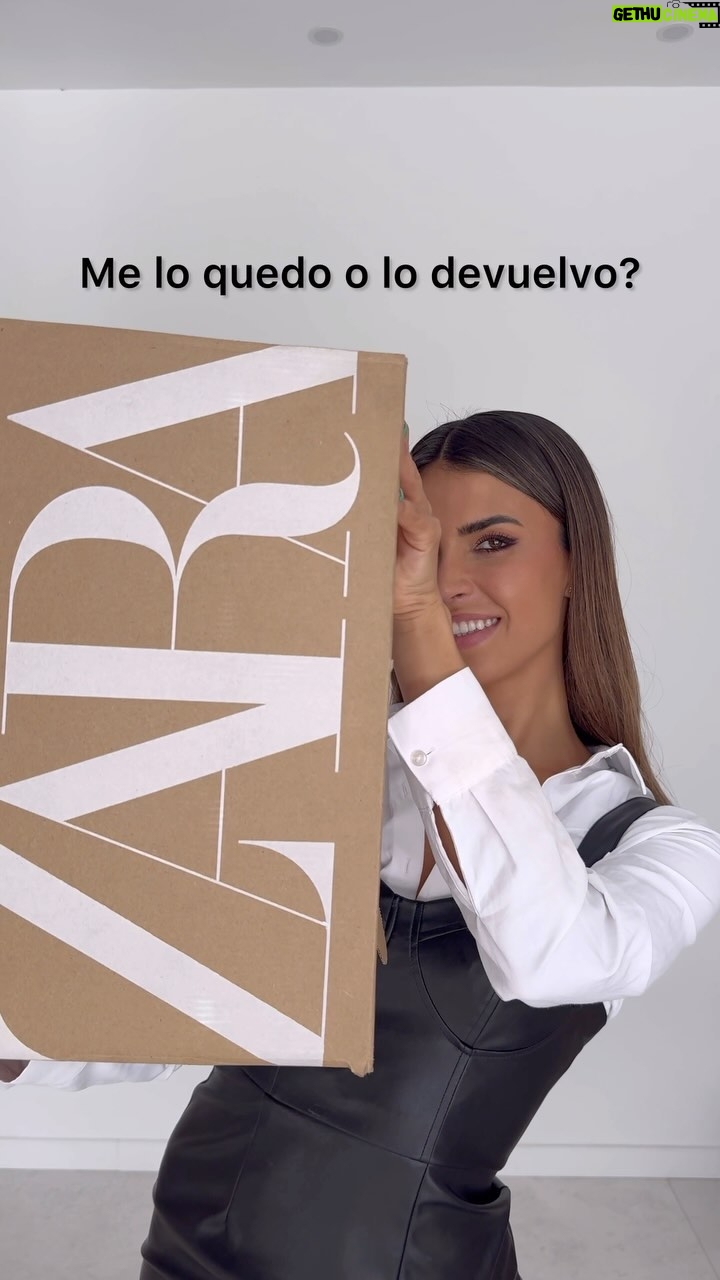 Sofía Suescun Instagram - Cuando compro online siempre hay algo que no me termina… Os pasa? En este caso sólo con el vestido marrón aunque viéndolo de nuevo creo que me lo quedaré🤭