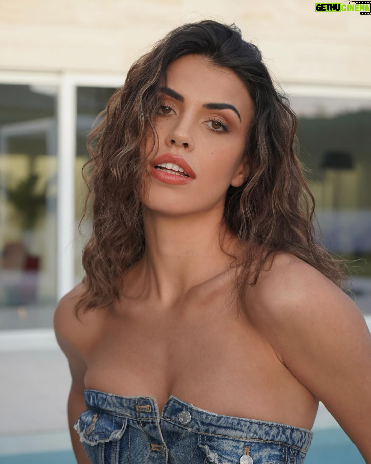 Sofía Suescun Instagram - Y este rizo? Qué decís? Me lo hice con un método casero que seguro conocéis 🤭👩🏽🦱 La última foto.. 🥹