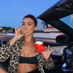 Sofía Suescun Instagram – Qué buen gusto tienes @manuelturizo ,eligiendo menú de @mcdonadls_es
Big Mac ‘sin pepinillo’, Coca-Cola, alitas de pollo y patatas deluxe😋 AH Y EL APPLE PIE (mueroo)!!! Saiko también ha sacado su menú con patatas en la hamburguesa 🍔🍟
*publi

¿Y tú de quién eres más?