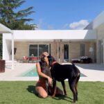 Sofía Suescun Instagram - Mi vitamina mañanera: estiramientos al sol con mucho amor🔋🧘🏽‍♀️☀️🐶