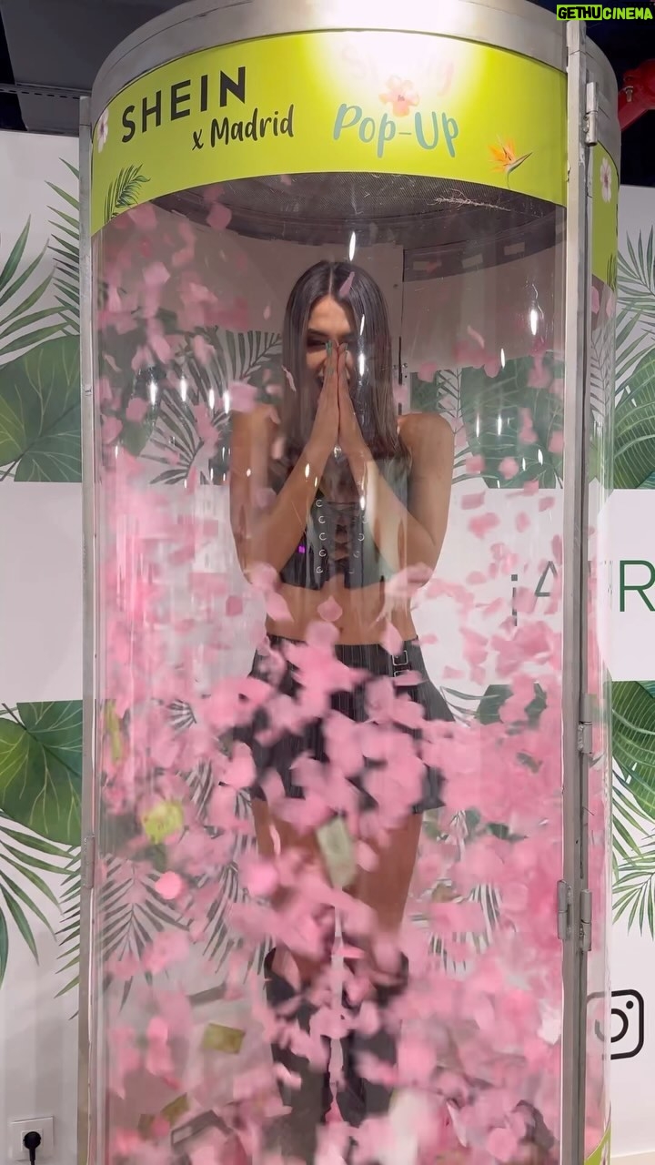 Sofía Suescun Instagram - Lo bueno dura poco y es lo que pasa con las pop-up de Shein que por cierto cada vez se superan más. Hay de TODO! Para mujer, hombre, bebés… incluso sección home! Me enamoré de las tacitas de corazones❤️ Estará abierta al público desde hoy hasta el 5 de Mayo. La tenéis en el centro comercial ABC SERRANO. Arrasad por mi también!!! @shein_spain @sheinofficial •Os dejo NUEVO código descuento: SMPSOFIA #SheintoShine #SHEINxMadrid #meetSHEIN #SHEIN #SHEINSPAIN #SHEINPOPUP #advertising #advertisement #publi #Brandambassador