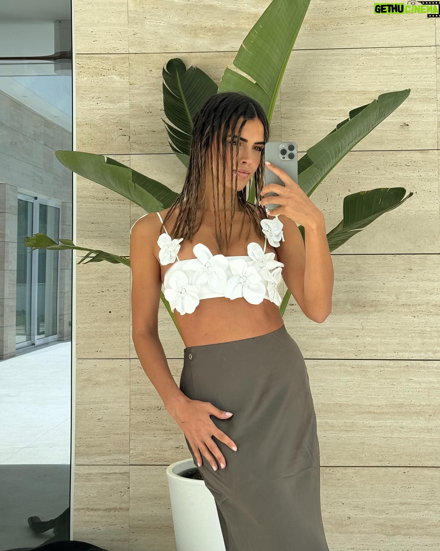 Sofía Suescun Instagram - Probando el peinado de moda. O lo odias o lo amas. A mi me ha sorprendido, a vosotros?🙄