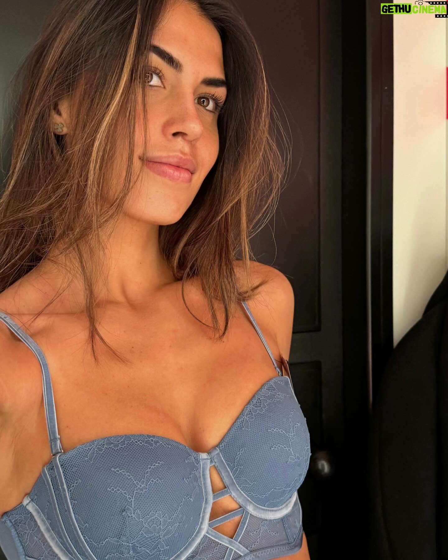 Sofía Suescun Instagram - 24 h en Ámsterdam con @hunkemoller 🎀 Estuvimos en el desfile y aluciné con la energía y buen rollo que hay entre las modelos, además de ser unos cañones 🔥 Esta mañana hemos paseado por las calles más emblemáticas de la ciudad y me he comprado unos cuantos bulbos de tulipanes para plantarlos en el jardín de mi casa, deseadme suerte jeje 💐