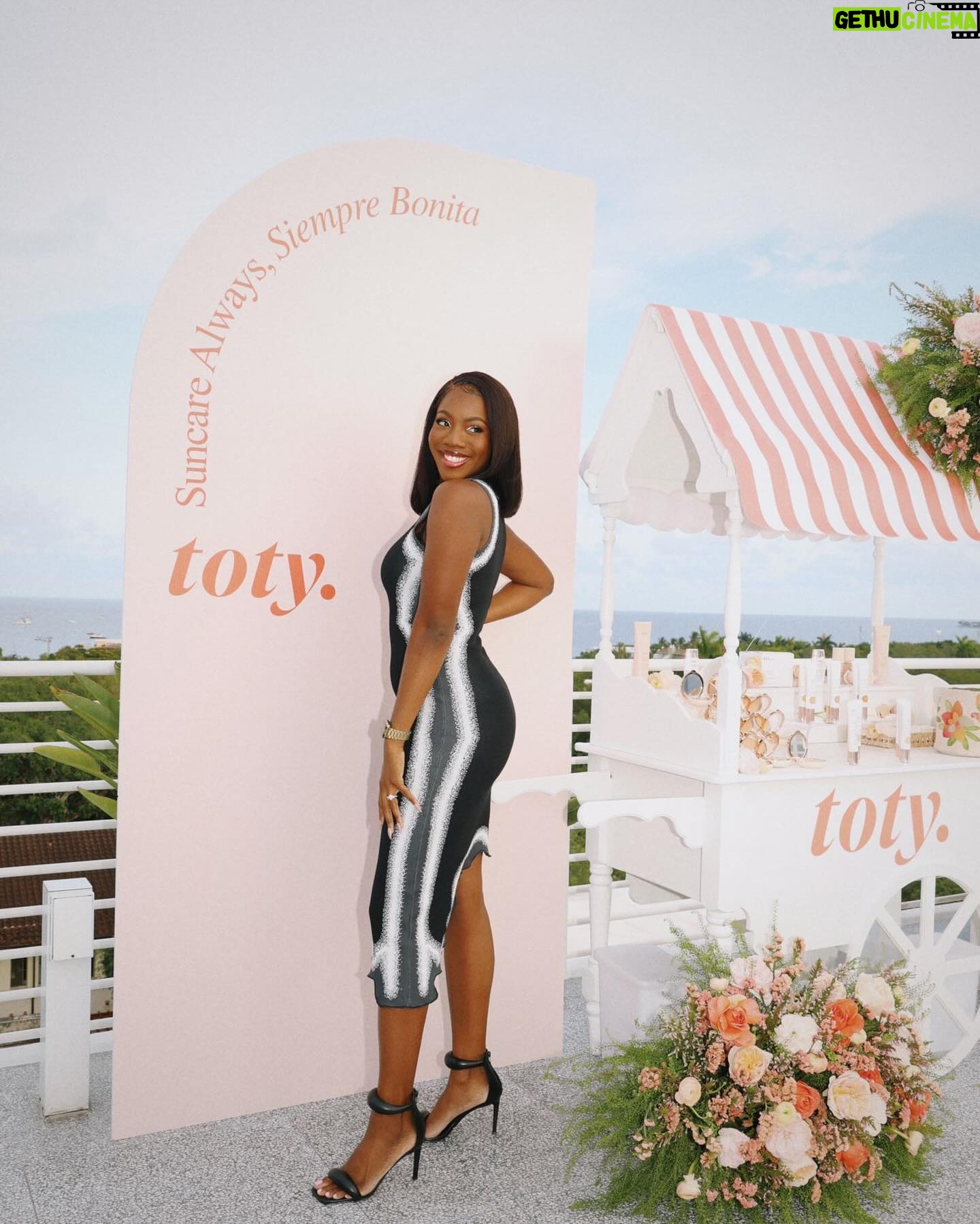 Sofía Vergara Instagram - ☀️ Miami☀️Come visit @toty and get shade matched this weekend! First customers of the day always get a surprise😘 Mr. C Coconut Grove- Il Giardino Thursday 5/2 - Sunday 5/5 10am - 5pm