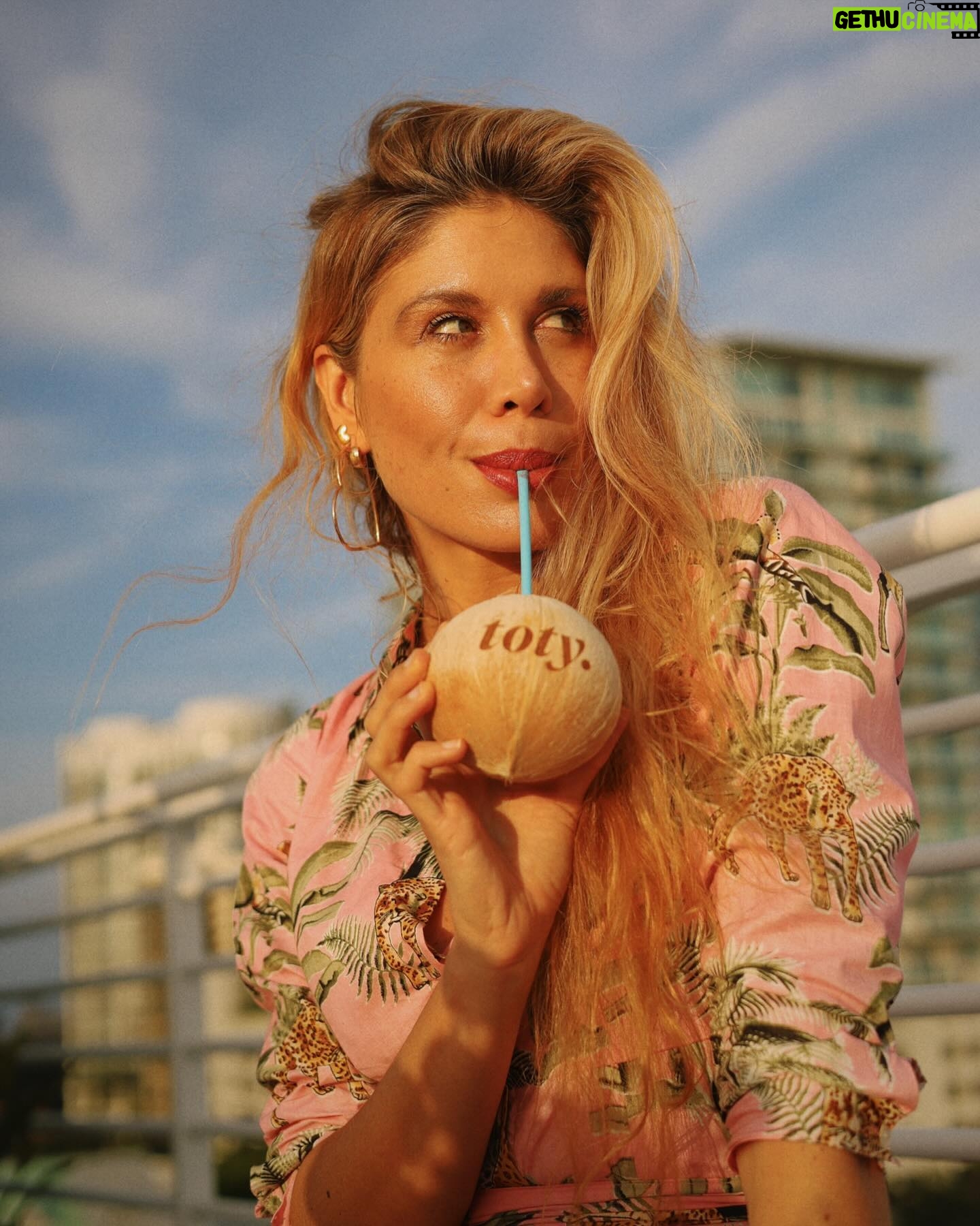 Sofía Vergara Instagram - ☀️ Miami☀️Come visit @toty and get shade matched this weekend! First customers of the day always get a surprise😘 Mr. C Coconut Grove- Il Giardino Thursday 5/2 - Sunday 5/5 10am - 5pm