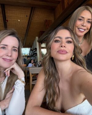 Sofía Vergara Instagram - Aqui se trabaja y se goza hasta con la pata mocha!!!😩😂