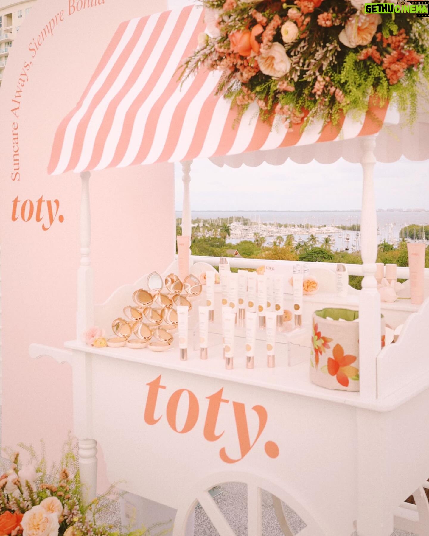 Sofía Vergara Instagram - ☀️ Miami☀️Come visit @toty and get shade matched this weekend! First customers of the day always get a surprise😘 Mr. C Coconut Grove- Il Giardino Thursday 5/2 - Sunday 5/5 10am - 5pm