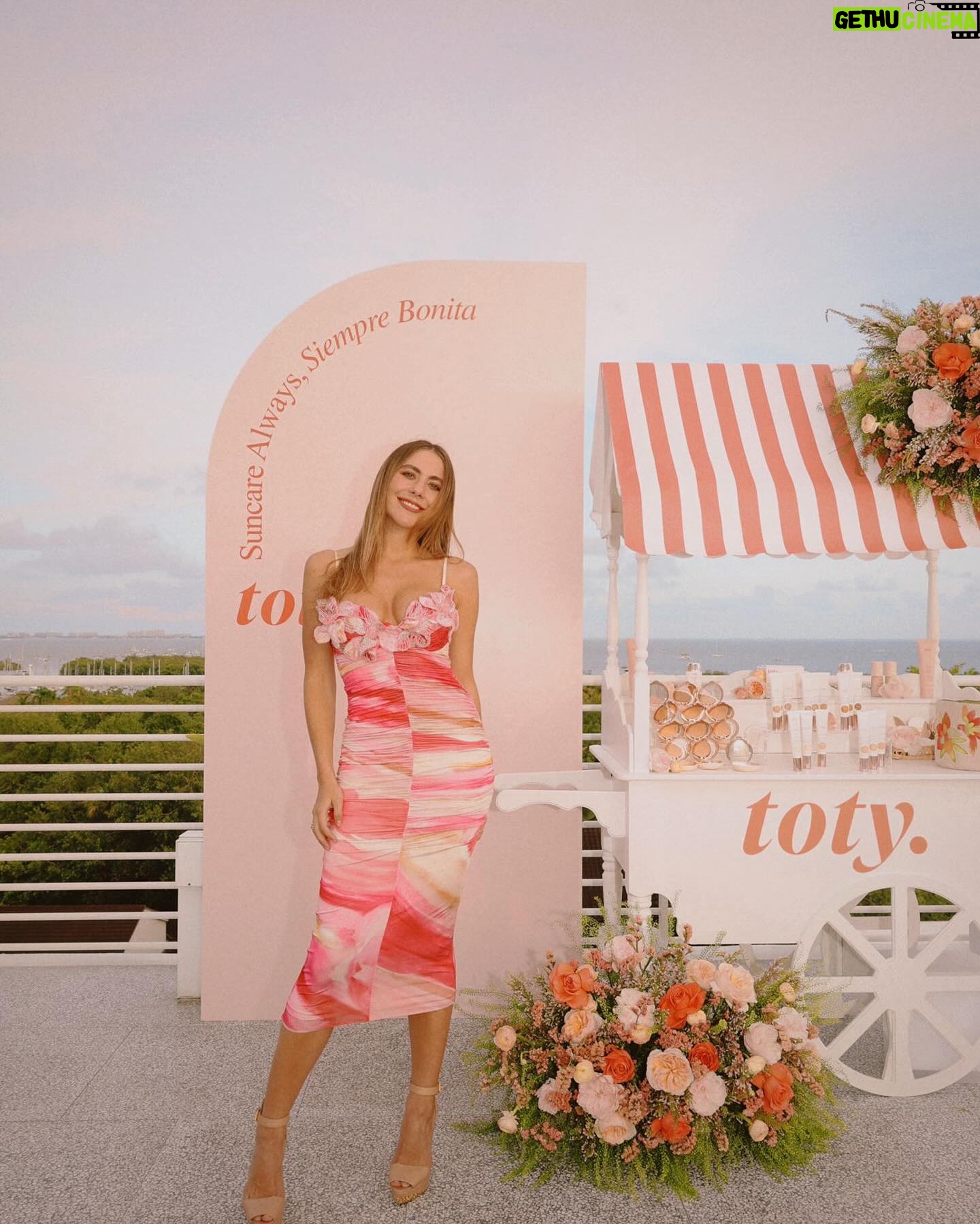 Sofía Vergara Instagram - ☀️ Miami☀️Come visit @toty and get shade matched this weekend! First customers of the day always get a surprise😘 Mr. C Coconut Grove- Il Giardino Thursday 5/2 - Sunday 5/5 10am - 5pm
