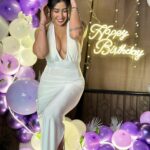 Sofia Ansari Instagram - Some birthday highlights ✨ Thankyou soo much for all birthday wishes’ aap saab ki itni sari blessings aur duaon ke bina main yeha tak nahi aa pati. Dua karungi hamesa apke sath rahu. Mere har haseen pal ko aur haseen banane ke liye aap saab ka sukriya ! 🎂 30 April #beyourself #beyou #stayhealthy #staystrong Birthday Decoration @maddy_events_planner Cake @thechocolateroomin @chef_yunus0517