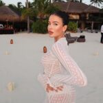 Sofia Nikitchuk Instagram - Какие сильные изменения происходят в людях.. не знаю, у меня только так, или вы это тоже замечаете? 🙃🙂 Как будто мы жили в своих маленьких темных комнатах, переходя от одного угла к другому (считая, что это и есть та самая яркая, динамичная и светлая жизнь), и вдруг решили посмотреть, а что же там за дверью…! И не у всех процесс выхода из “своей комнаты» происходит спокойно, смело и с полным осознание. А все это страхи, которые наматывались на наше сознание многими годами, засиживаясь в той самой комнате… Как быть, если чувствуете это? Просто получать удовольствие! «Выход» (перемены) неизбежен. И именно процесс того самого выхода и есть настоящая жизнь! 💛 Вырываемся смело или все это иллюзия обмана..? 😉😏