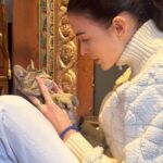 Sofia Nikitchuk Instagram - Human ❤️ Пришел в монастыре во время медитации. Конечно же захотелось забрать его с собой.. 🙃 потом поняла, насколько он счастлив здесь и как тяжело ему может быть «там»..)