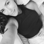 Sofia Ribeiro Instagram - Olha eu na bolha… Ultimamente chego ao fim de semana com a energia drenada. Imensos planos na cabeça de coisas para fazer mas na verdade a vontade maior é de estar recolhida. Vou contrariando quando tenho as miúdas, mas quando vão de fim de semana, é difícil eu sair do casulo. É como se precisasse de carregar a bateria novamente … Percebem? Também vos acontece? Fico em papas! No fim de semana é quando consigo estar mais atenta ao que meu corpo me pede, mas qual a medida entre reabastecer energia, recarregar ou isolares-te do mundo, já pensaste nisso? Beijos 🙃