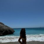 Sofia Ribeiro Instagram - “Ela sente-se mar. Entende a profundidade a força das marés, entende a imensidão… Ela se sente mar e o mar sente ela…” @paulamouraoribeiro voltamos?