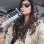 Sofia Ribeiro Instagram – Miúdas, andam a beber água?
13:30, já foi 1,5L. 
Com o frio a mim dá-me preguiça, 
há que arranjar truques.
Btw, esta garrafa foi uma boa compra.
Passei para vos lembrar de beber água!
É isto😝💧

Ah, para quem quiser saber, a garrafa comprei online naquela aplicação que começa por um T, sabem? E a água que bebo está marcada, em querendo falem com eles . Fuiii! 
Próxima paragem, check-up. Hoje é dia💪🏾