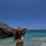 Sofia Ribeiro Instagram - “Ela sente-se mar. Entende a profundidade a força das marés, entende a imensidão… Ela se sente mar e o mar sente ela…” @paulamouraoribeiro voltamos?