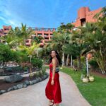 Sofia Ribeiro Instagram - Hola Tenerife 💃🏻 Mini pausa nas gravações para vir recarregar a bateria e conhecer o novo hotel do grupo Tivoli . Btw é muito bonito, os restaurantes estão a cargo do Olivier e fica a 2:30 de Lisboa . @tivolilacaletatenerife @tivolihotels @olivierrestaurants