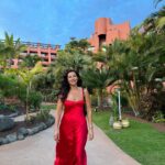 Sofia Ribeiro Instagram - Hola Tenerife 💃🏻 Mini pausa nas gravações para vir recarregar a bateria e conhecer o novo hotel do grupo Tivoli . Btw é muito bonito, os restaurantes estão a cargo do Olivier e fica a 2:30 de Lisboa . @tivolilacaletatenerife @tivolihotels @olivierrestaurants