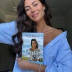 Sofia Ribeiro Instagram – De onde venho, a família, como cresci, onde vivi, as pessoas com me cruzei, os trabalhos por onde passei, os amores, desamores, os amigos, as escolhas, o cancro, os medos, os sonhos, a fé … 
Tudo o que sou, numa partilha com o coração. 

Chegou hoje às livrarias a reedição do “Confia”,
que já não estava disponível em varias e por isso, pelo feedback que fui tendo da sua procura, faz todo o sentido esta reedição.

Espero que gostem, que se revejam, ou não mas que passem um bom momento, que riam, chorem, que vos faça companhia, que vos inspire ou vos dê força e fé se precisarem. 

Que vos saiba a abraço!❤️