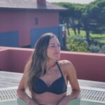 Sofia Ribeiro Instagram – De todas as sortes que tenho na vida, uma delas é ter-te por perto. Mas desconfio que não nos vemos tanto quanto deveríamos! Porém o nosso amor é sólido e contigo aprendi que o respeito pela liberdade e diferença, é uma escolha diária. 
Tenho muito orgulho em ti. Na tua história, nas tuas lutas, nas vitórias. Orgulho da profissional competente e dedicada que és. Orgulho da filha, irmã, amiga e madrinha incondicional. 
Acima de tudo, orgulho da mulher que não baixa os braços e dá a volta por cima, mesmo quando a vida empurra para baixo.

Parabéns amor, que este ano que começa agora para ti, te traga a paz de alma que tanto mereces e precisas. 

Os 50 são os novos 30 ;) Dançaremos juntas por esta vida fora!