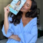 Sofia Ribeiro Instagram – De onde venho, a família, como cresci, onde vivi, as pessoas com me cruzei, os trabalhos por onde passei, os amores, desamores, os amigos, as escolhas, o cancro, os medos, os sonhos, a fé … 
Tudo o que sou, numa partilha com o coração. 

Chegou hoje às livrarias a reedição do “Confia”,
que já não estava disponível em varias e por isso, pelo feedback que fui tendo da sua procura, faz todo o sentido esta reedição.

Espero que gostem, que se revejam, ou não mas que passem um bom momento, que riam, chorem, que vos faça companhia, que vos inspire ou vos dê força e fé se precisarem. 

Que vos saiba a abraço!❤️