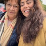 Sofia Ribeiro Instagram – Veio direita a mim, disse-me que me esperava desde o meio dia. Que estava preocupada comigo por estar ao frio, deu-me um aqueles abraços com o coração que dizem sem precisar dizer “gosto tanto de ti”, sabem? 

Um abraço que me soube a avó! Como se não fosse suficiente o quentinho que me trouxe, mostra-me que com ela trazia também o meu (Confia) abre-o, diz-me que está há anos assim, com a imagem de nossa senhora de Fátima lá dentro a olhar por mim … 
A D. Leta deixou-me de lágrimas nos olhos.

… E Nem de propósito…
 A D. Leta nem sabe o que o carinho que teve comigo representou e representa para mim. 

A D. Leta veio relembrar-me que a vida tem tantas formas de nos enviar sinais.
Uma delas é através de pessoas que se cruzam connosco mas na verdade não são “pessoas”, são anjos da guarda na nossa vida. 

Tenho muita sorte❤️🙌🏾✨