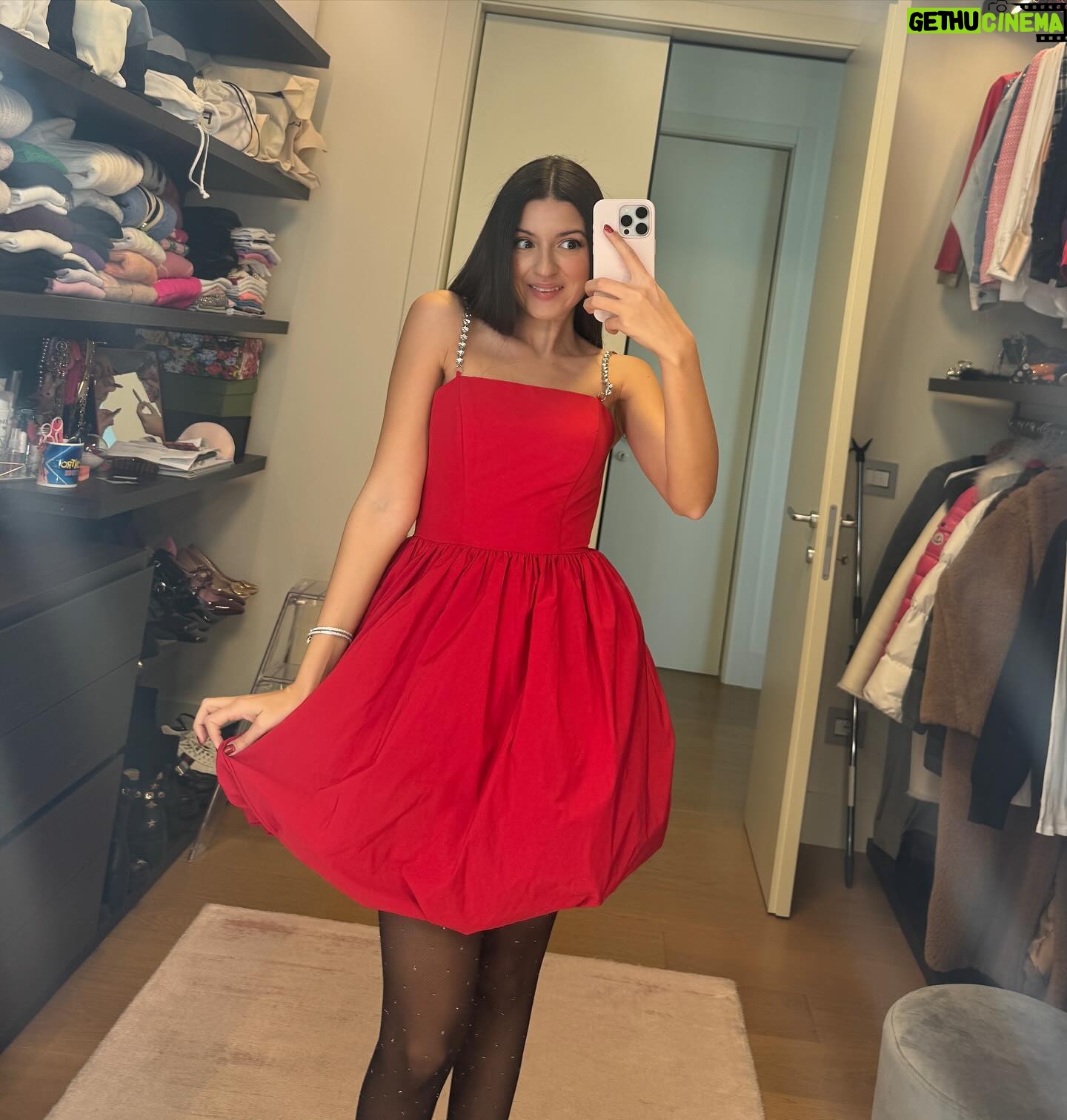 Sofia Scalia Instagram - Mi piace questa cosa che negli ultimi giorni indosso solo vestiti rossi e luccicanti !✨❤️ Vestitino rosso stupendo @ateliereme Scarpe luccicanti pazzesche @lesilla Un grazie speciale alla mia stylist @teclaturiaco ❤️