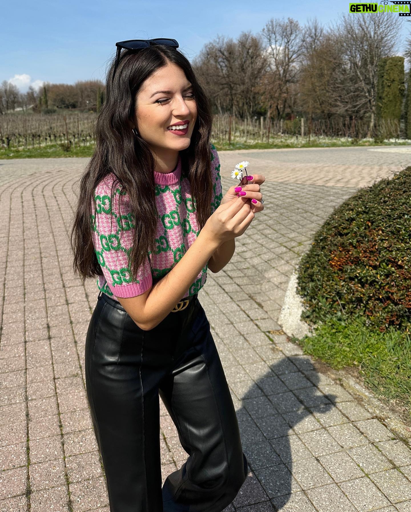 Sofia Scalia - 7.5K Likes - Buona festa delle donne !!! 🌾 ps. Facciamo finta che quelle che ho in mano siano mimose 🙈