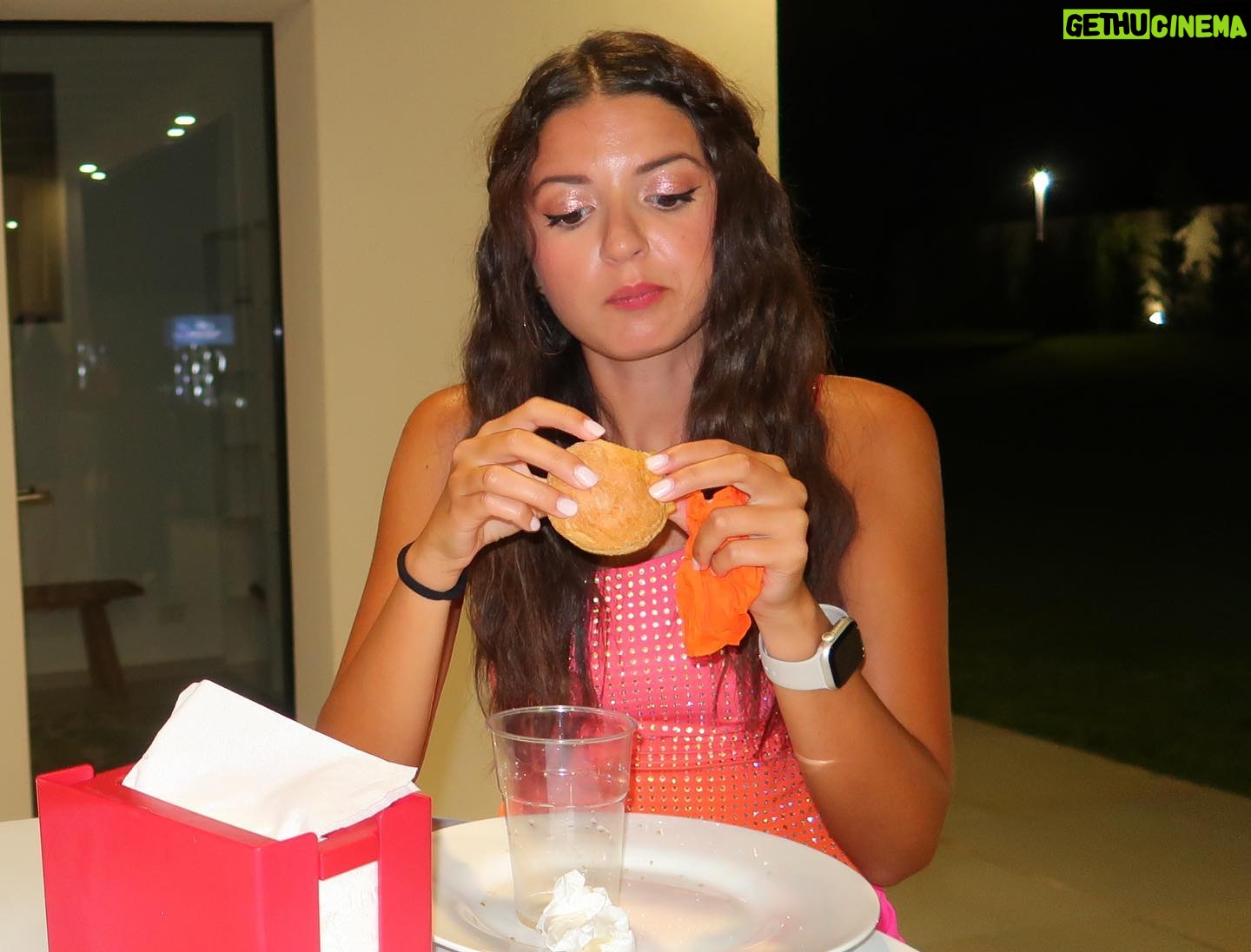 Sofia Scalia - 7.7K Likes - Vi ho mai detto che amo le feste?! Specialmente quelle in piscina 🦩✨ buon ferragosto a tutti 🩷🧡