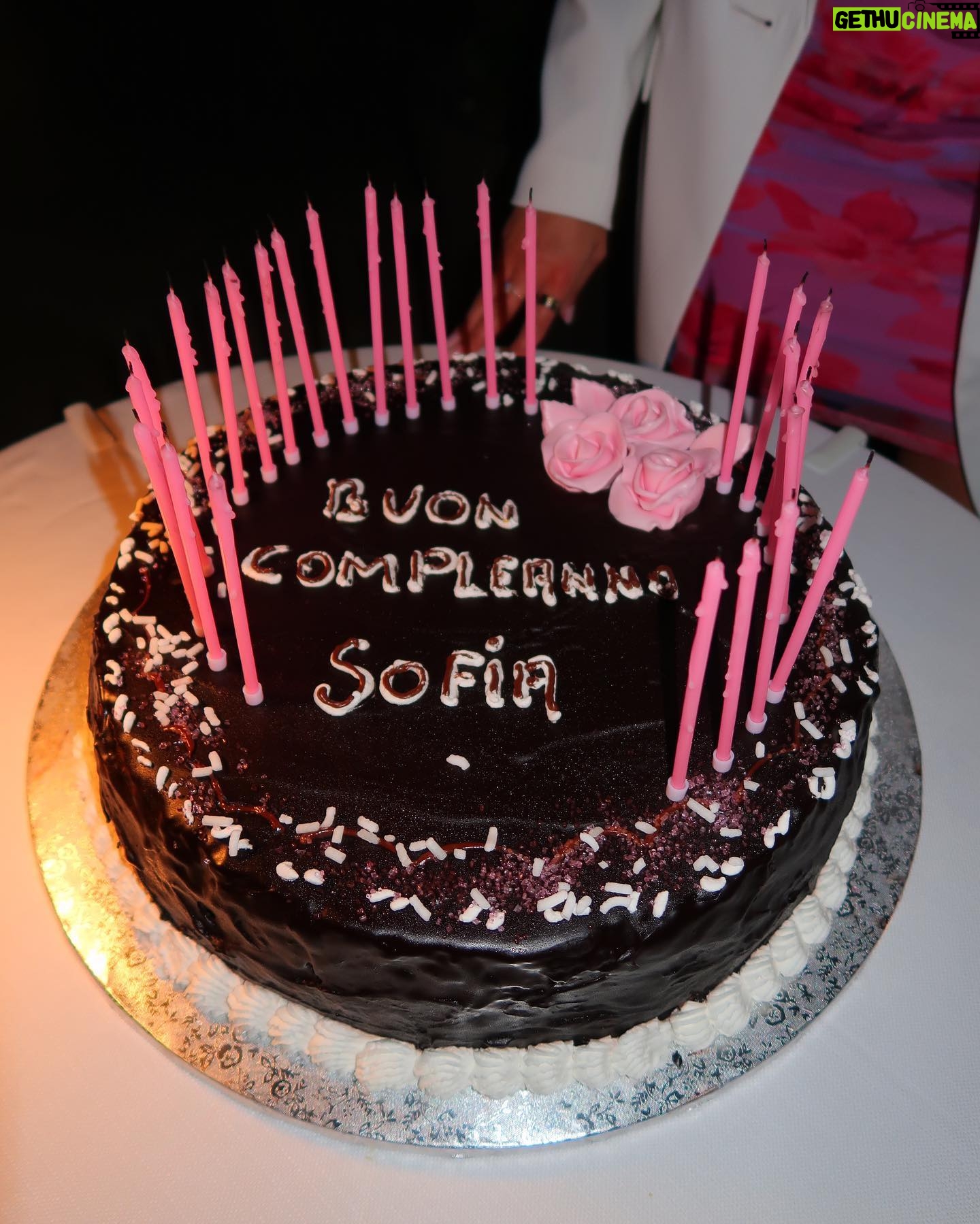 Sofia Scalia - 6.8K Likes - Grazie a tutti voi che ieri mi avete ricoperto di auguri e affetto , mi sento molto fortunata ad essere circondata da tutto questo amore 💜 I love youuuuuu 🎂💖